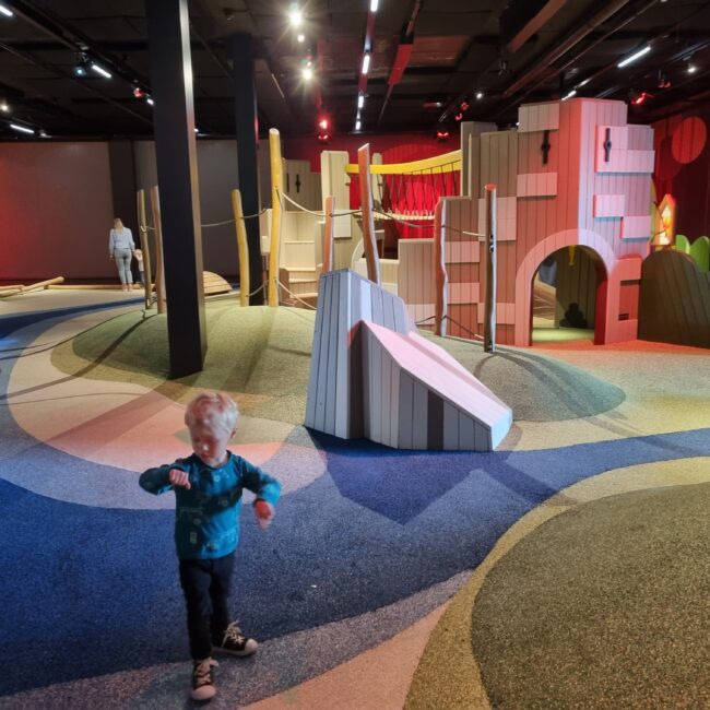 Binnenspeeltuin Militair Museum Soesterberg, valdempende rubberen vloer, naadloze ondergrond, unieke speeltoestellen, thematische inrichting speelplek