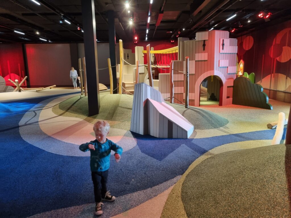 Binnenspeeltuin Militair Museum Soesterberg, valdempende rubberen vloer, naadloze ondergrond, unieke speeltoestellen, thematische inrichting speelplek