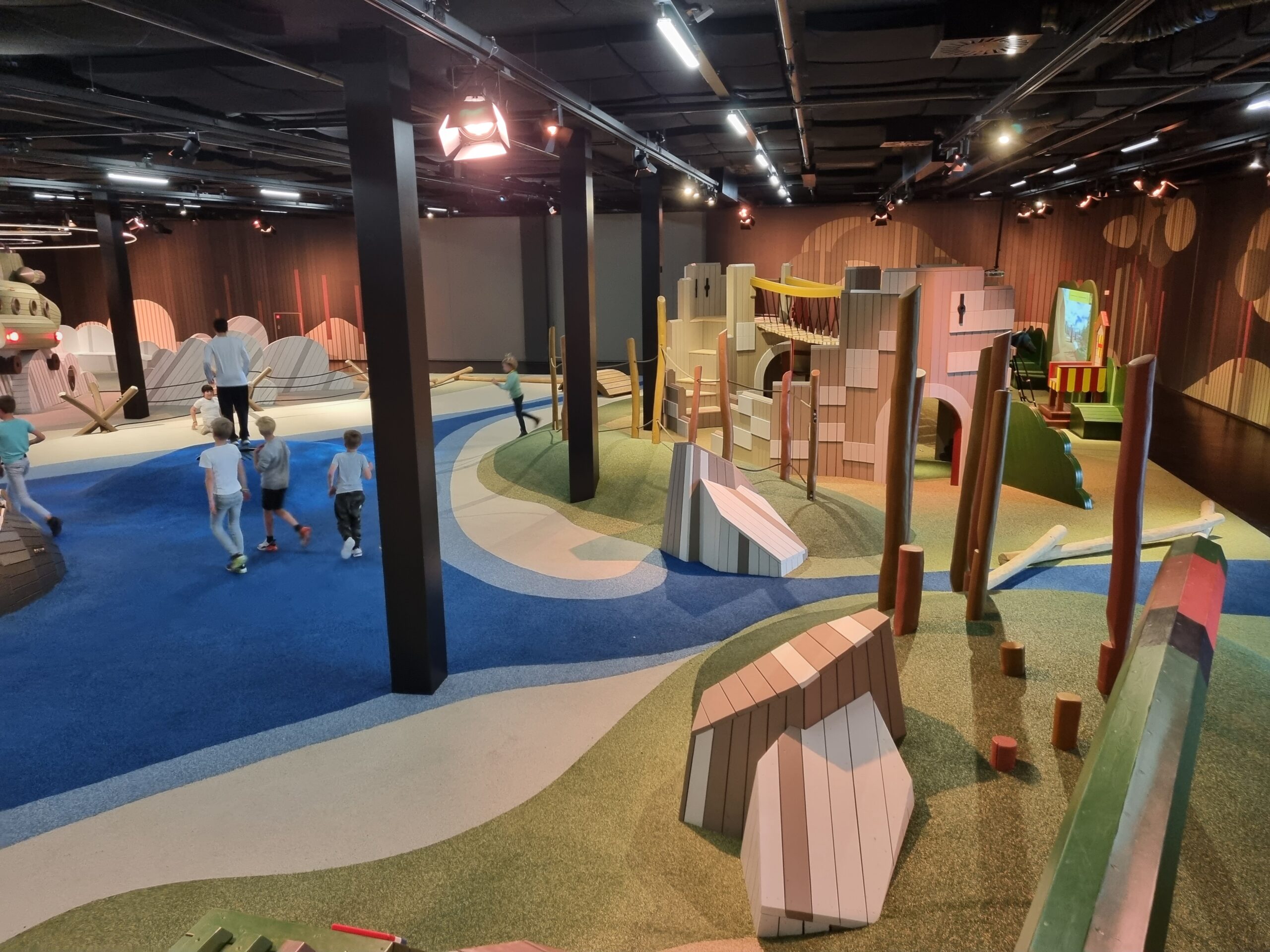 Binnenspeeltuin Militair Museum Soesterberg, valdempende rubberen vloer, naadloze ondergrond, unieke speeltoestellen, thematische inrichting speelplek