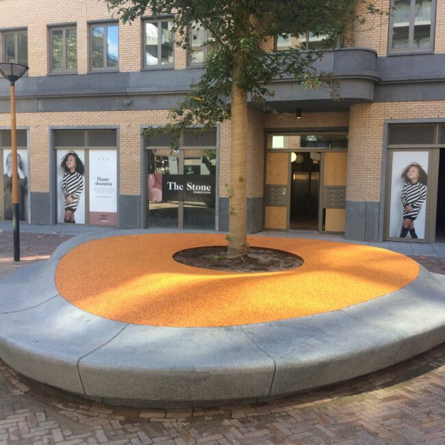 Rubbervloer, EPDM rubber, naadloos, waterdoorlatend, valdempend, HIC waarde, speelwaarde, circulair, eigen kleurmix, onderhoudsvriendelijk