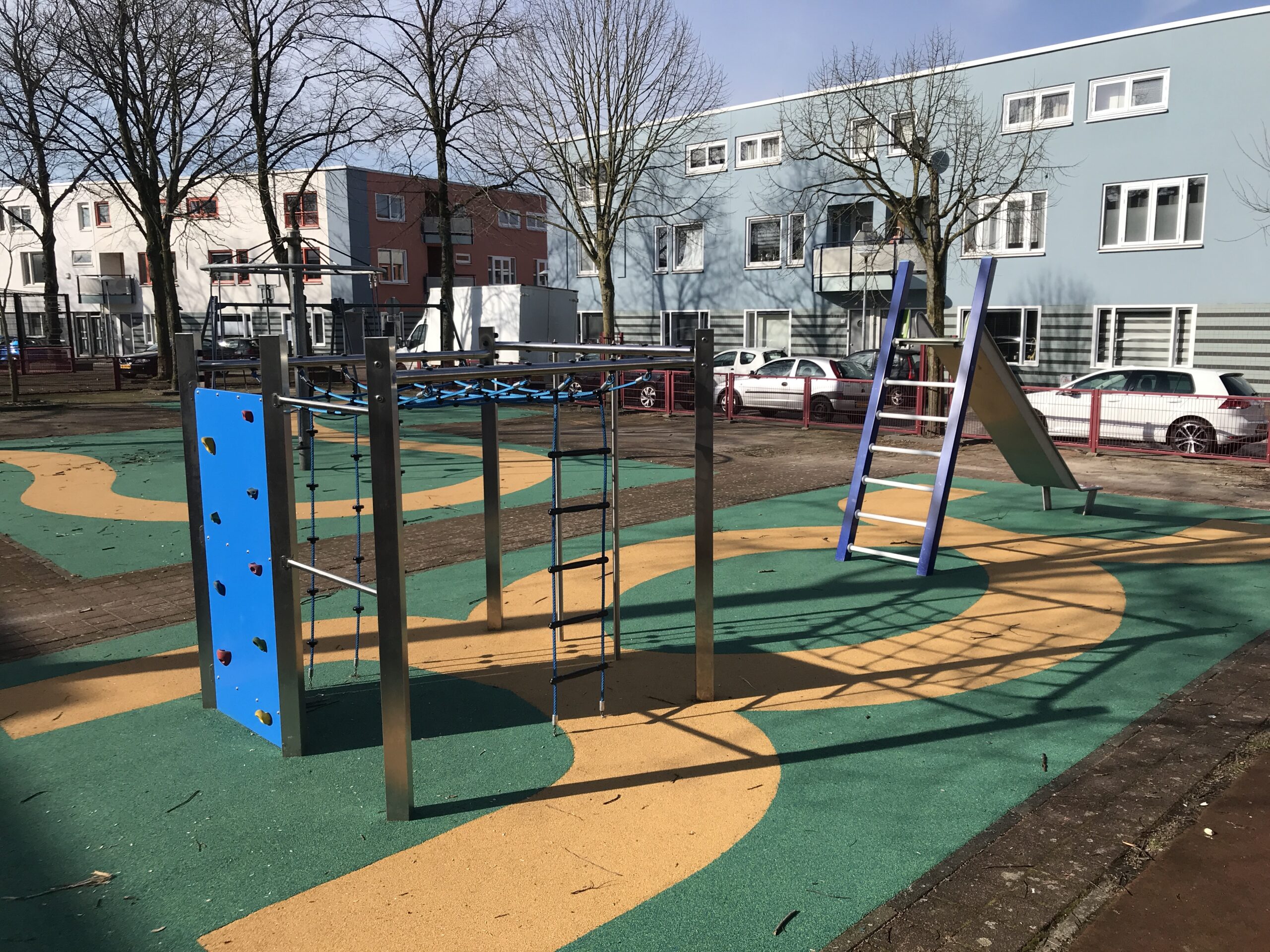 Rubbervloer, EPDM rubber, naadloos, waterdoorlatend, valdempend, HIC waarde, speelwaarde, circulair, eigen kleurmix, onderhoudsvriendelijk