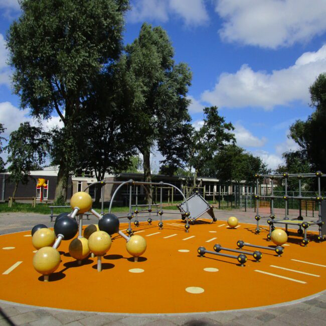 Rubbervloer, EPDM rubber, naadloos, waterdoorlatend, valdempend, HIC waarde, speelwaarde, circulair, eigen kleurmix, onderhoudsvriendelijk