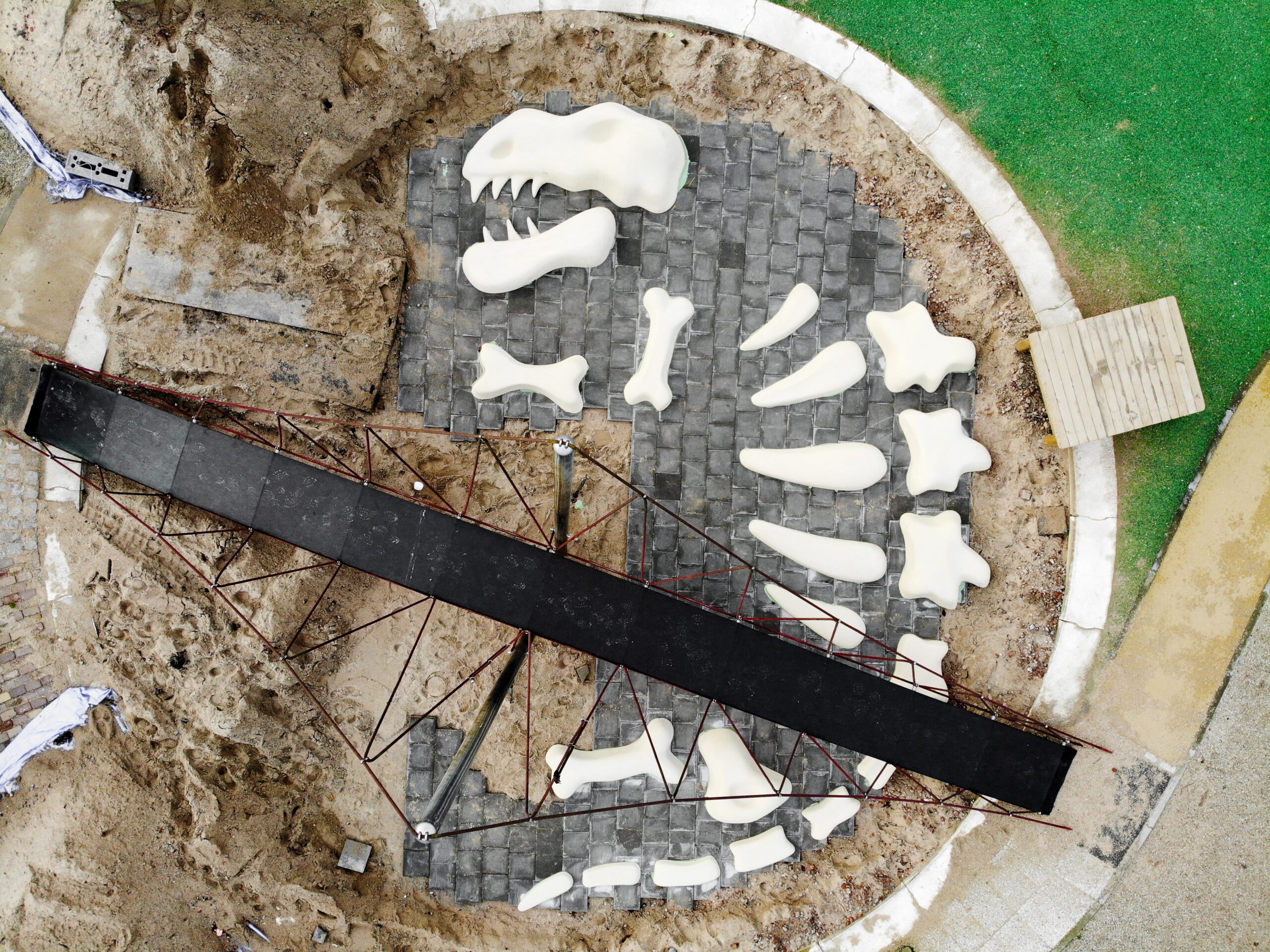 3d geprint dino skelet opgraving Rotterdam, zandbak met botten van dinosaurus, Branco van Danzigtpark, rubbervloer, EPDM rubber, speeltuin, speelwaarde