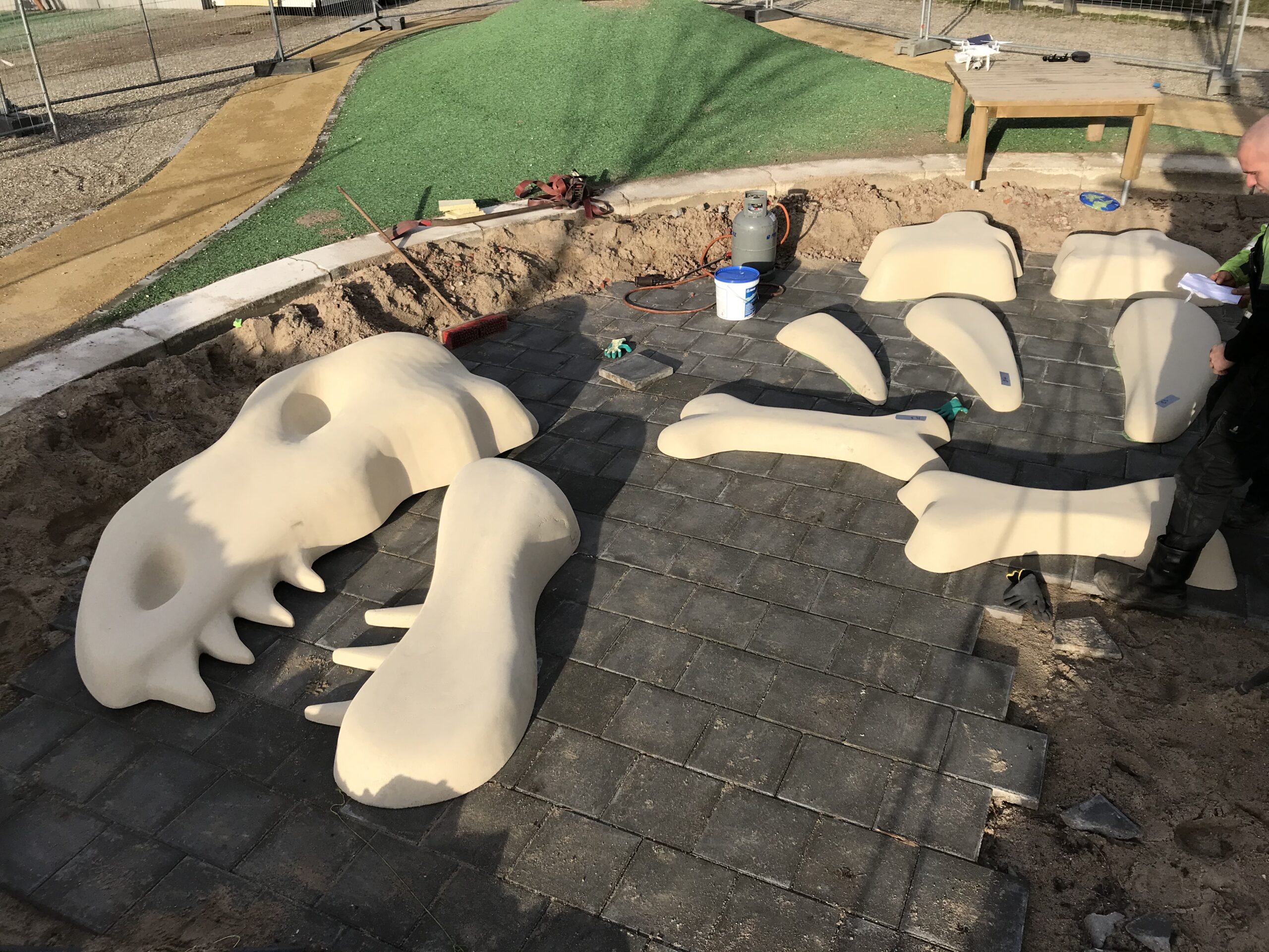 3d geprint dino skelet opgraving Rotterdam, zandbak met botten van dinosaurus, Branco van Danzigtpark, rubbervloer, EPDM rubber, speeltuin, speelwaarde