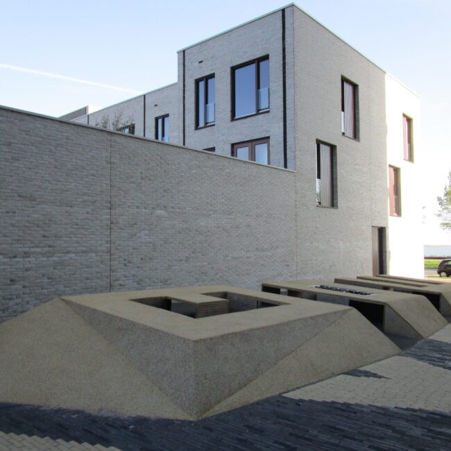 Speelplek Kiekeboe Amsterdam IJburg, rubbervloer, speelobject, verticaal rubber, houten speeltoestel bedekt met EPDM rubber, unieke kleurmix
