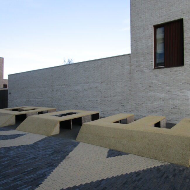 Speelplek Kiekeboe Amsterdam IJburg, rubbervloer, speelobject, verticaal rubber, houten speeltoestel bedekt met EPDM rubber, unieke kleurmix