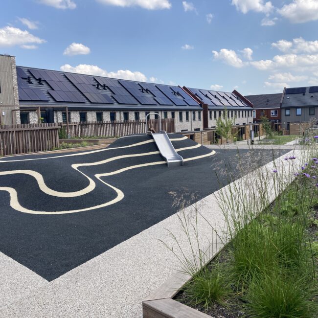 Rubbervloer, EPDM rubber, naadloos, waterdoorlatend, valdempend, HIC waarde, speelwaarde, circulair, eigen kleurmix, onderhoudsvriendelijk