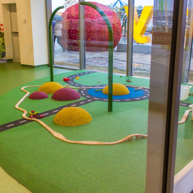 Speelplek winkelcentrum, popupplay, rubber speeltuin, mini speelplek, indoor speelplaats voor winkelcentra, vliegveld, station, museum, horeca