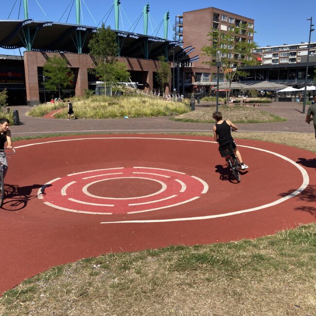 Bogaardplein Rijswijk, stadsplein, daktuin, rubberen vloeren, rubber paden, rubber sportveld, trampoline, renkuil, speelplek, Delva landscaping