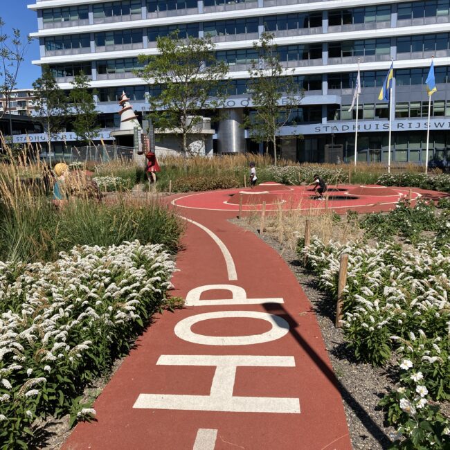 Bogaardplein Rijswijk, stadsplein, daktuin, rubberen vloeren, rubber paden, rubber sportveld, trampoline, renkuil, speelplek, Delva landscaping