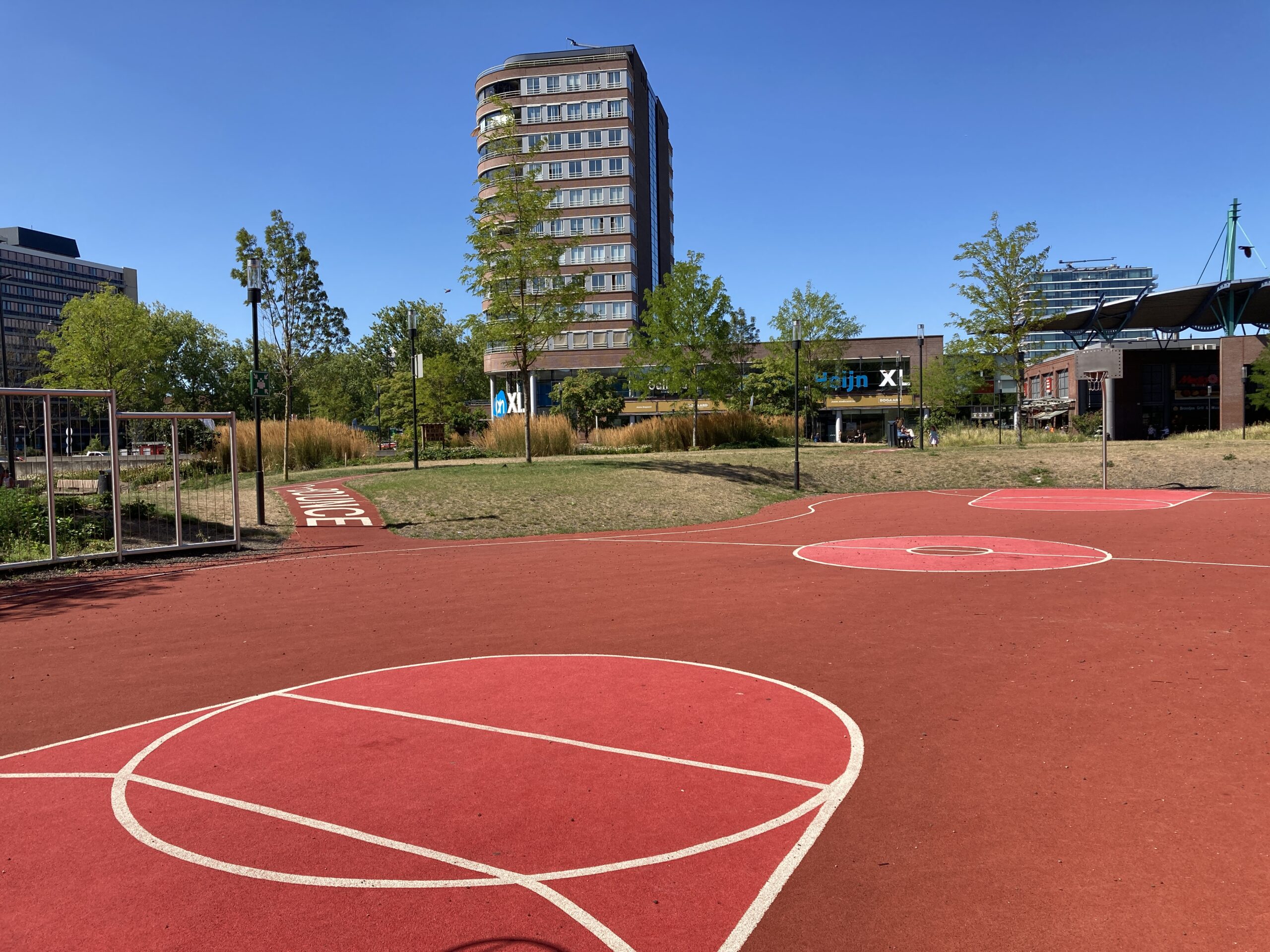 Bogaardplein Rijswijk, stadsplein, daktuin, rubberen vloeren, rubber paden, rubber sportveld, trampoline, renkuil, speelplek, Delva landscaping