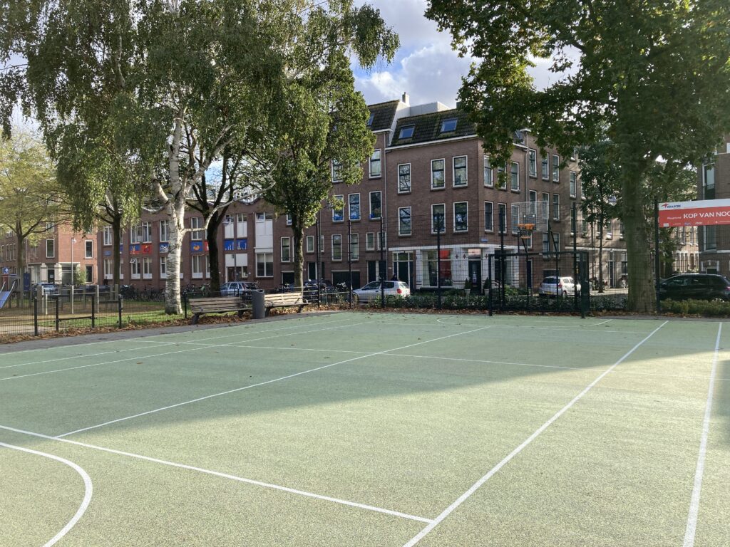 Sportveld van oude tennisballen Rotterdam, ingezamelde tennisballen, recycling, Krajicek Foundation, rubbervloer, urban sports, multisport