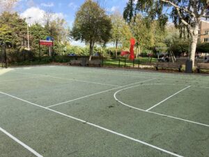 Sportveld van oude tennisballen Rotterdam, ingezamelde tennisballen, recycling, Krajicek Foundation, rubbervloer, urban sports, multisport