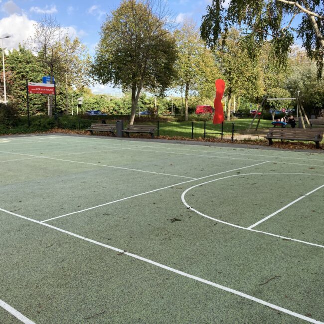 Sportveld van oude tennisballen Rotterdam, ingezamelde tennisballen, recycling, Krajicek Foundation, rubbervloer, urban sports, multisport