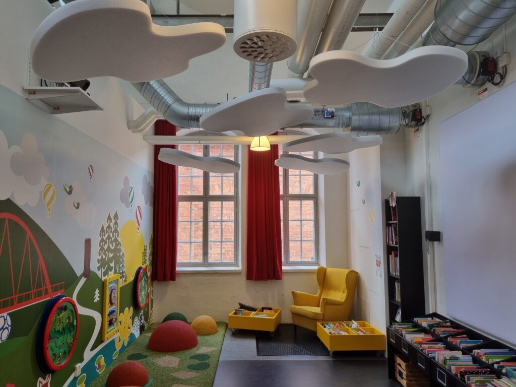 Popupplay by Rodeco, design speelplek, verplaatsbaar, kant en klaar, perfect voor winkelcentrum, vliegveld, ziekenhuis, recreatie, horeca en retail.