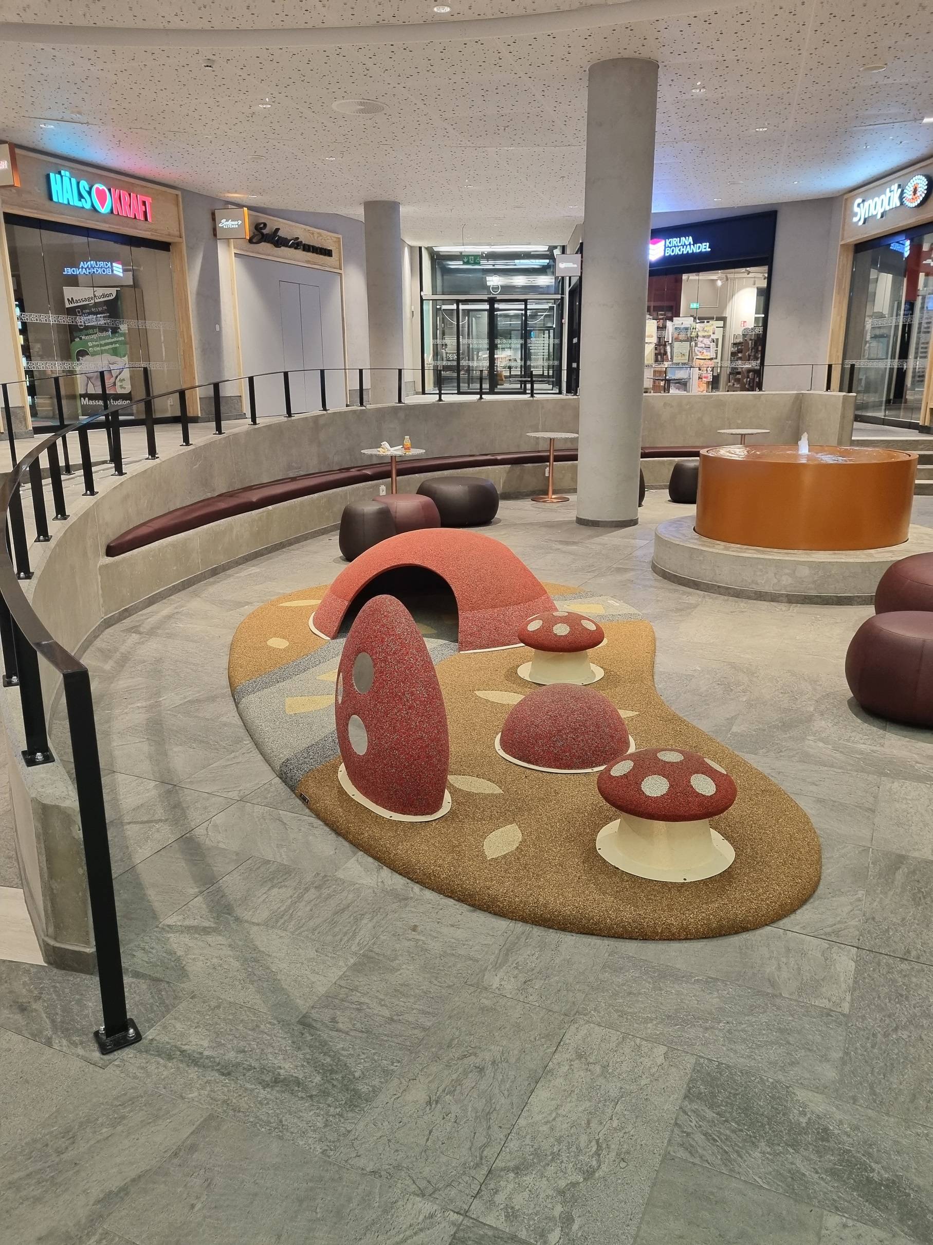 Popupplay by Rodeco, design speelplek, verplaatsbaar, kant en klaar, perfect voor winkelcentrum, vliegveld, ziekenhuis, recreatie, horeca en retail.