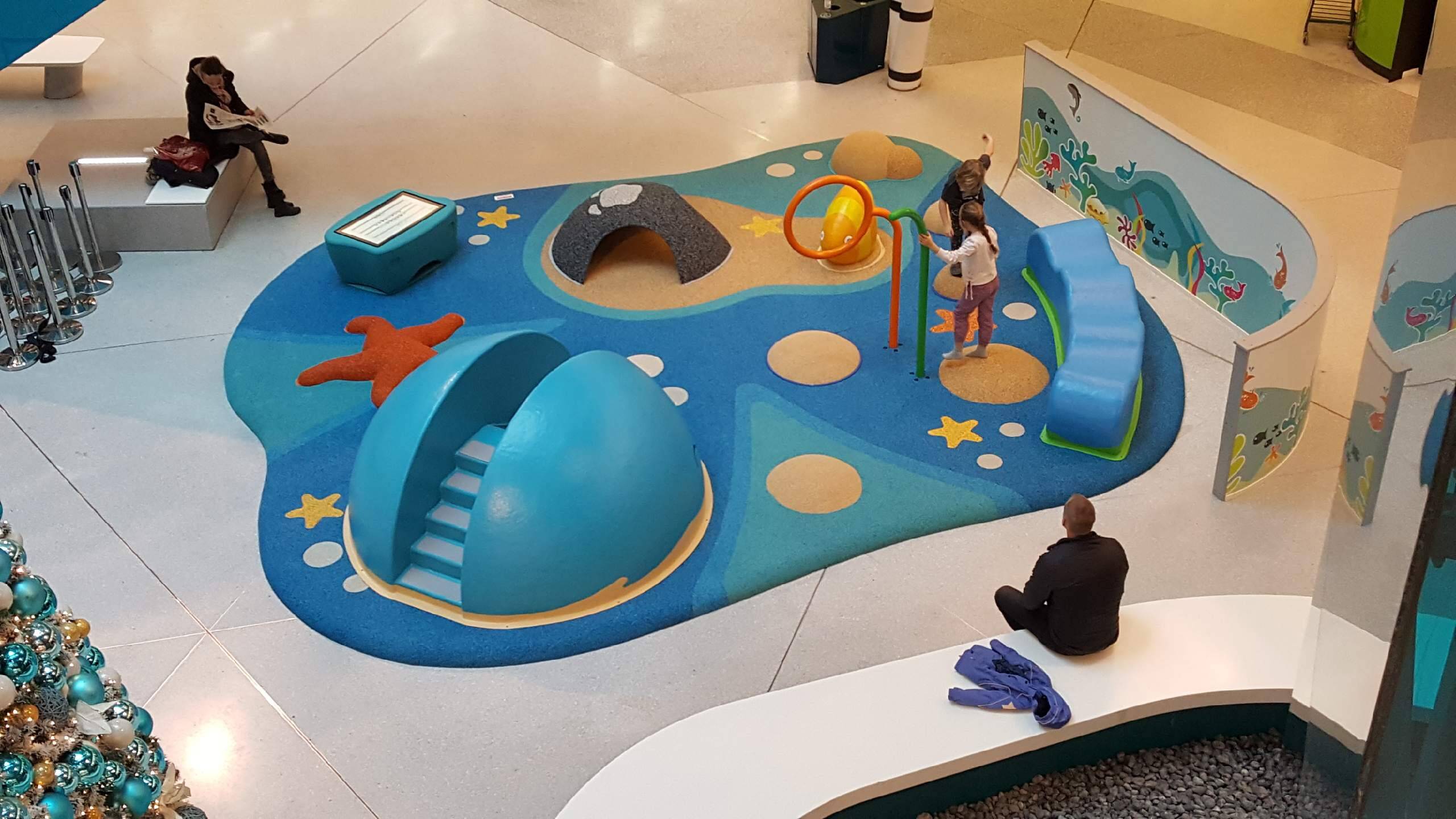 Popupplay by Rodeco, design speelplek, verplaatsbaar, kant en klaar, perfect voor winkelcentrum, vliegveld, ziekenhuis, recreatie, horeca en retail.