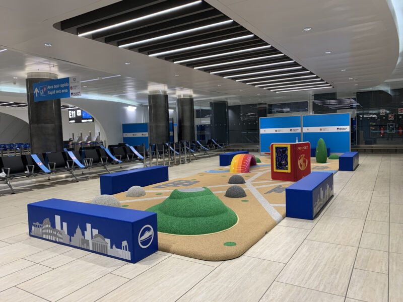 Popupplay by Rodeco, design speelplek, verplaatsbaar, kant en klaar, perfect voor winkelcentrum, vliegveld, ziekenhuis, recreatie, horeca en retail.