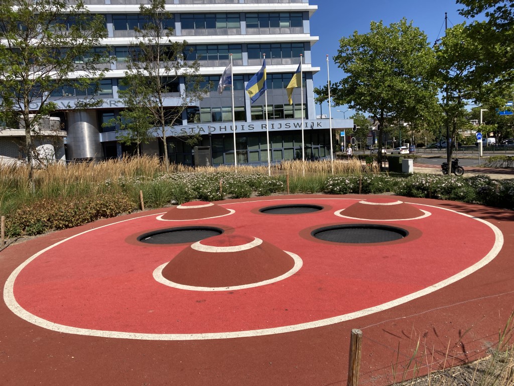 Bogaardplein Rijswijk, stadsplein, daktuin, rubberen vloeren, rubber paden, rubber sportveld, trampoline, renkuil, speelplek, Delva landscaping