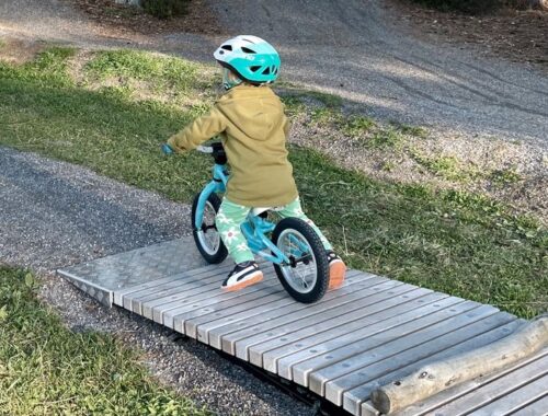 Velopark Bike Playground, pumptrack, fietsparcours elementen, beweegroute door park of stad, sporten en bewegen, bmx en mountainbike parcours