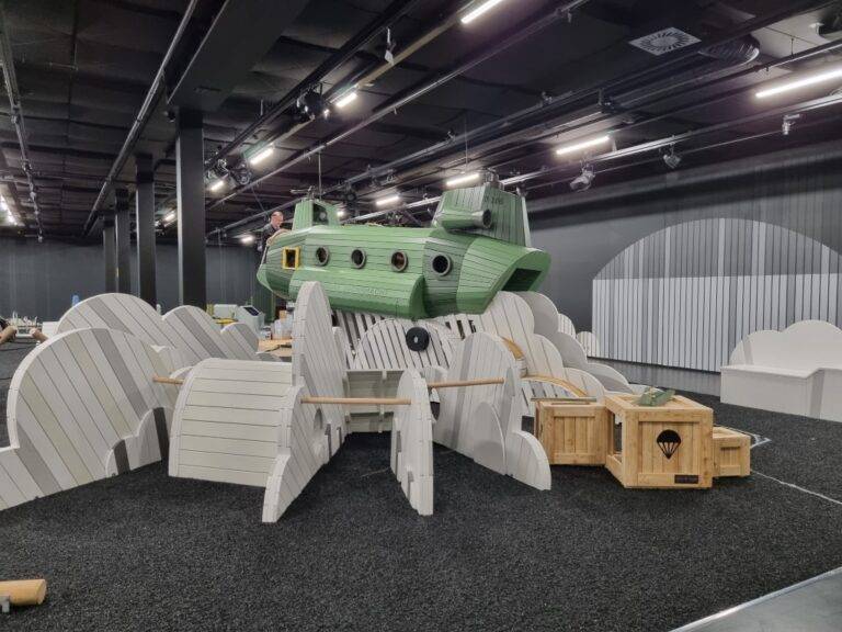 Binnenspeeltuin Militair Museum Soesterberg, valdempende rubberen vloer, naadloze ondergrond, unieke speeltoestellen, thematische inrichting speelplek