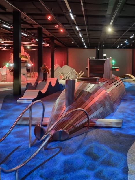 Binnenspeeltuin Militair Museum Soesterberg, valdempende rubberen vloer, naadloze ondergrond, unieke speeltoestellen, thematische inrichting speelplek