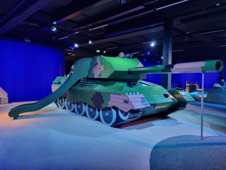 Binnenspeeltuin Militair Museum Soesterberg, valdempende rubberen vloer, naadloze ondergrond, unieke speeltoestellen, thematische inrichting speelplek
