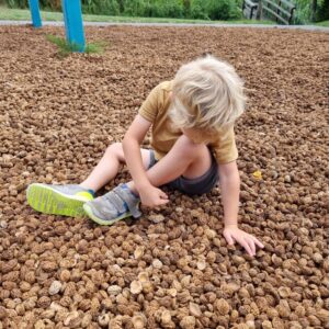 Perzikpitten voor valdemping speeltuin, perziksteen, valdempende ondergrond, speelplaats, HIC waarde, natuurlijk materiaal, 25 jaar levensduur, speelwaarde