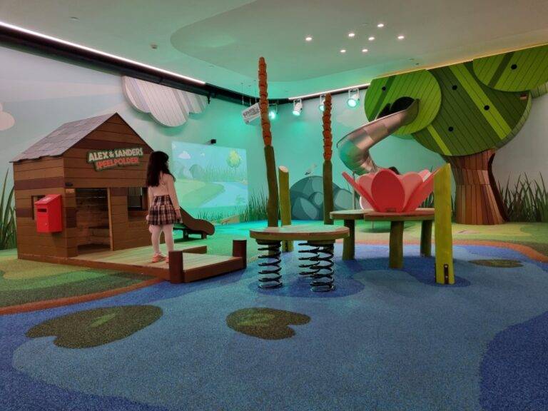 Indoor speeltuin, winkelcentrum Alexandrium Rotterdam, Klepierre, Monstrum speeltoestellen, rubbervloer, interactief spel, binnenspeeltuin