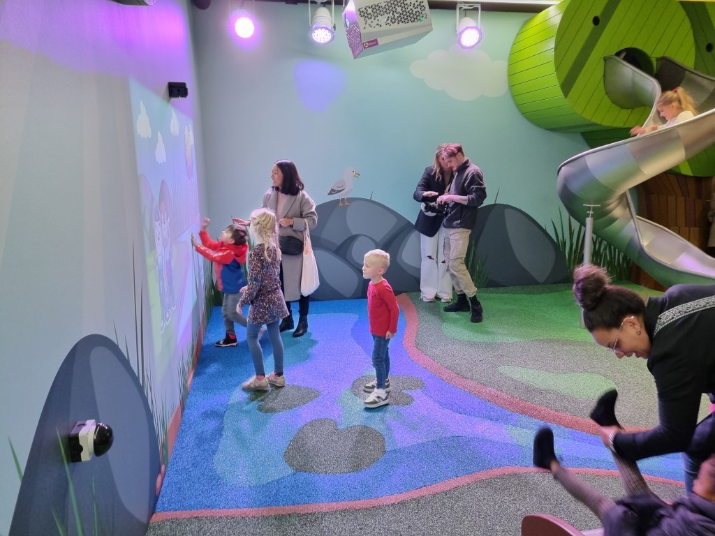 Indoor speeltuin, winkelcentrum Alexandrium Rotterdam, Klepierre, Monstrum speeltoestellen, rubbervloer, interactief spel, binnenspeeltuin