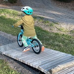 Velopark Bike Playground, pumptrack, fietsparcours elementen, beweegroute door park of stad, sporten en bewegen, bmx en mountainbike parcours