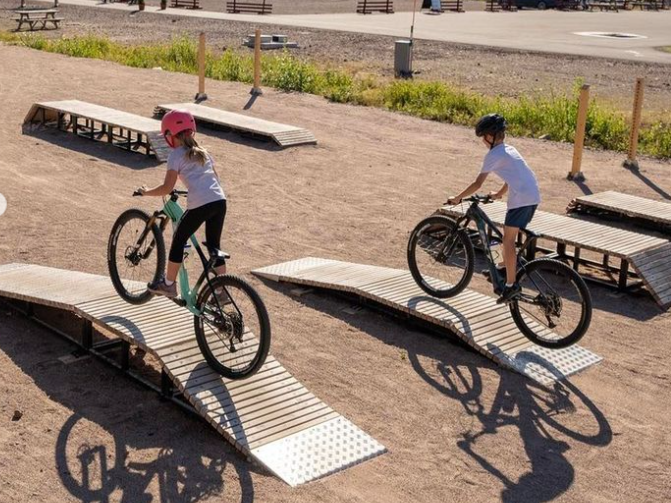 Velopark Bike Playground, pumptrack, fietsparcours elementen, beweegroute door park of stad, sporten en bewegen, bmx en mountainbike parcours