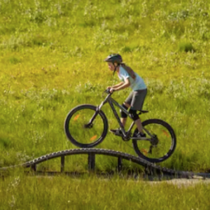 Velopark Bike Playground, pumptrack, fietsparcours elementen, beweegroute door park of stad, sporten en bewegen, bmx en mountainbike parcours