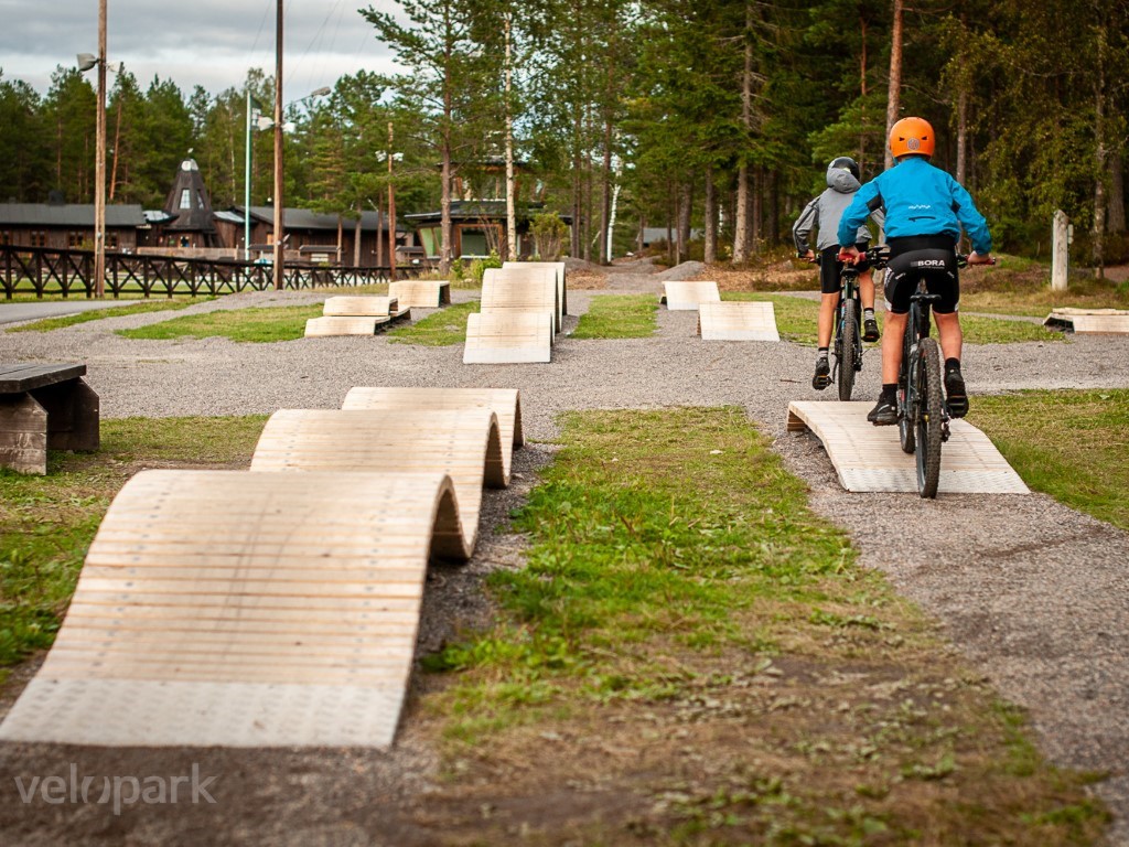Velopark Bike Playground, pumptrack, fietsparcours elementen, beweegroute door park of stad, sporten en bewegen, bmx en mountainbike parcours