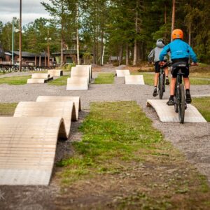 Velopark Bike Playground, pumptrack, fietsparcours elementen, beweegroute door park of stad, sporten en bewegen, bmx en mountainbike parcours