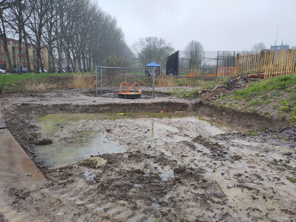 Speeleiland Parkstrook Culemborg, circulair spelen, natuurlijk spelen, kurkvloer van gerecyclede wijnkurken, 1dna kunstgras met natuurlijke infill