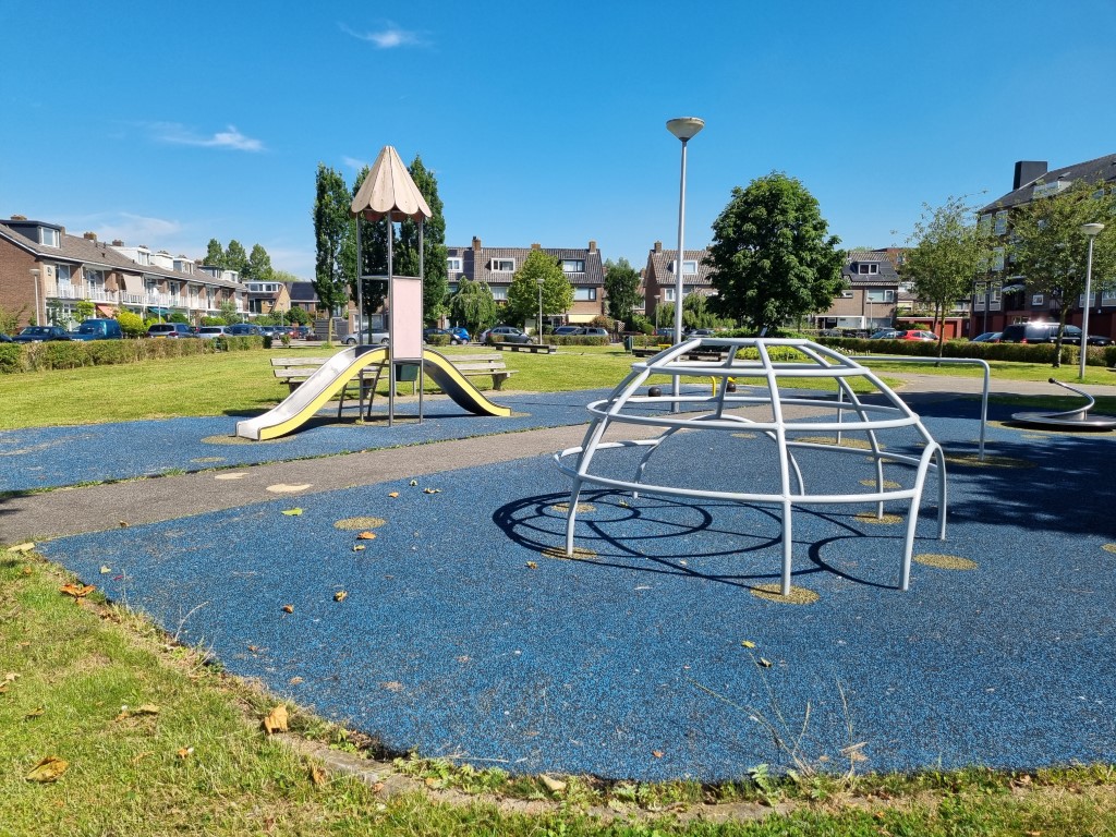 reinigen rubbervloeren, schoonmaken rubber ondergronden, rubbertegels speelplaats, onderhoud speeltuin