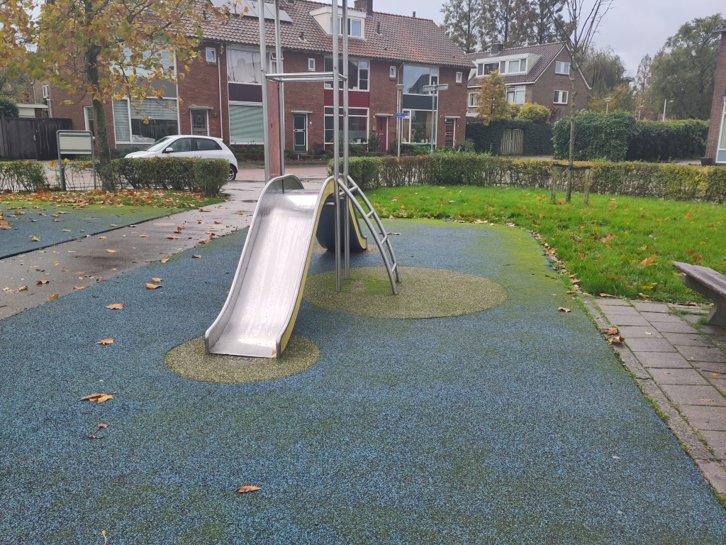 reinigen rubbervloeren, schoonmaken rubber ondergronden, rubbertegels speelplaats, onderhoud speeltuin