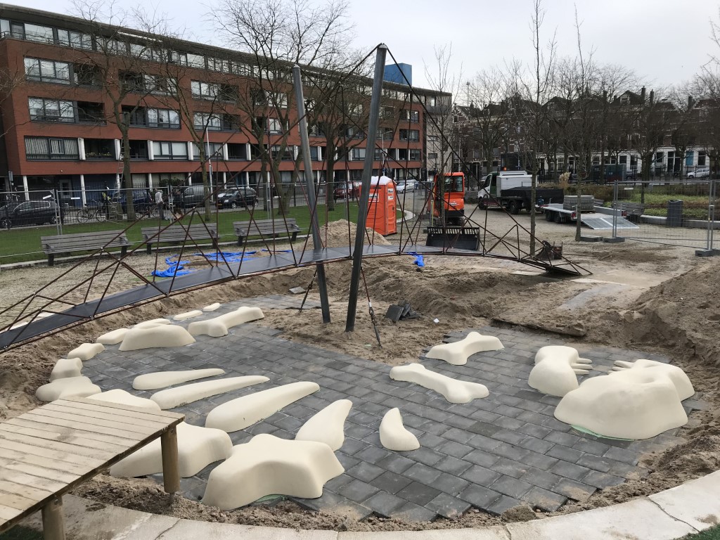 3d geprint dino skelet opgraving Rotterdam, zandbak met botten van dinosaurus, Branco van Danzigtpark, rubbervloer, EPDM rubber, speeltuin, speelwaarde