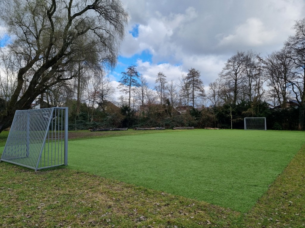 Doorgroeikunstgras, hybride kunstgras, doorgroei kunstgras, combinatie echt gras en kunstgras, recyclebaar kunstgras, groene speelplaats
