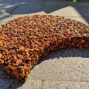 Natuurlijke stapstenen van perzikpit of kurk, natuurlijke materialen, biobased, recycling wijnkurk, waterdoorlatend, daktuin, buitenwerkplek, binnentuin, koel in de zomer