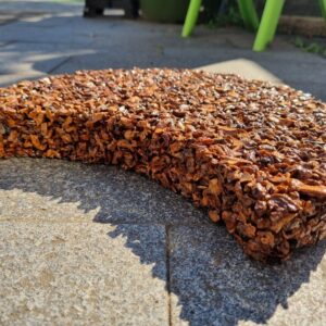 Natuurlijke stapstenen van perzikpit of kurk, natuurlijke materialen, biobased, recycling wijnkurk, waterdoorlatend, daktuin, buitenwerkplek, binnentuin, koel in de zomer