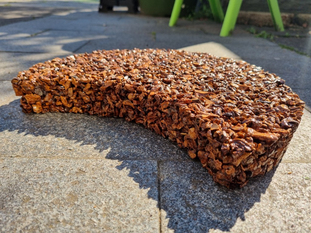 Natuurlijke stapstenen van perzikpit of kurk, natuurlijke materialen, biobased, recycling wijnkurk, waterdoorlatend, daktuin, buitenwerkplek, binnentuin, koel in de zomer