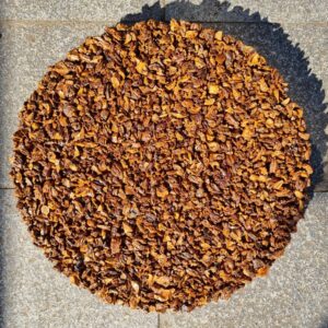 Natuurlijke stapstenen van perzikpit of kurk, natuurlijke materialen, biobased, recycling wijnkurk, waterdoorlatend, daktuin, buitenwerkplek, binnentuin, koel in de zomer