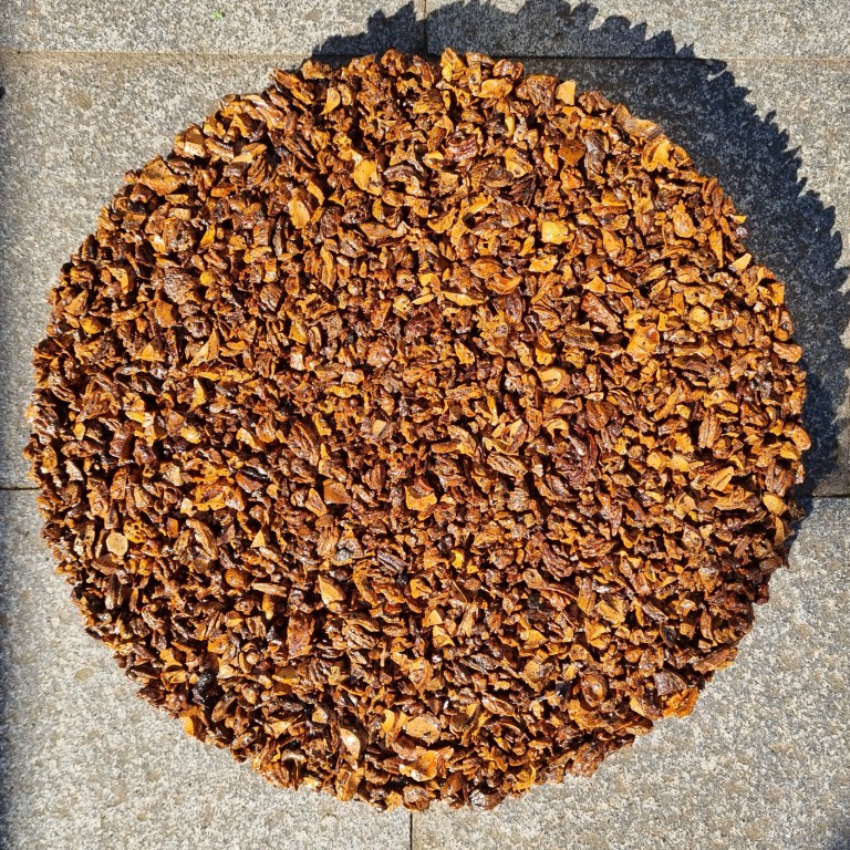 Natuurlijke stapstenen van perzikpit of kurk, natuurlijke materialen, biobased, recycling wijnkurk, waterdoorlatend, daktuin, buitenwerkplek, binnentuin, koel in de zomer