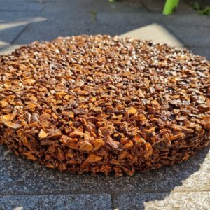 Natuurlijke stapstenen van perzikpit of kurk, natuurlijke materialen, biobased, recycling wijnkurk, waterdoorlatend, daktuin, buitenwerkplek, binnentuin, koel in de zomer