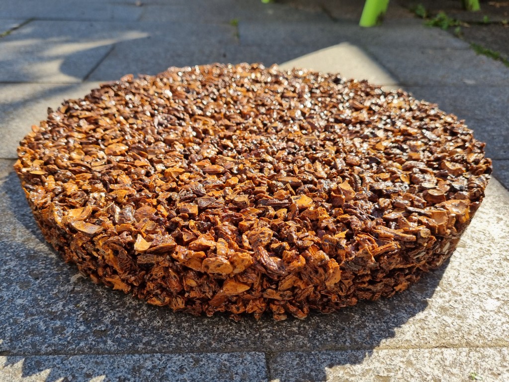 Natuurlijke stapstenen van perzikpit of kurk, natuurlijke materialen, biobased, recycling wijnkurk, waterdoorlatend, daktuin, buitenwerkplek, binnentuin, koel in de zomer