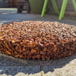 Natuurlijke stapstenen van perzikpit of kurk, natuurlijke materialen, biobased, recycling wijnkurk, waterdoorlatend, daktuin, buitenwerkplek, binnentuin, koel in de zomer