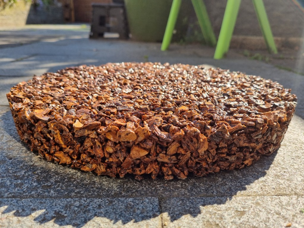 Natuurlijke stapstenen van perzikpit of kurk, natuurlijke materialen, biobased, recycling wijnkurk, waterdoorlatend, daktuin, buitenwerkplek, binnentuin, koel in de zomer