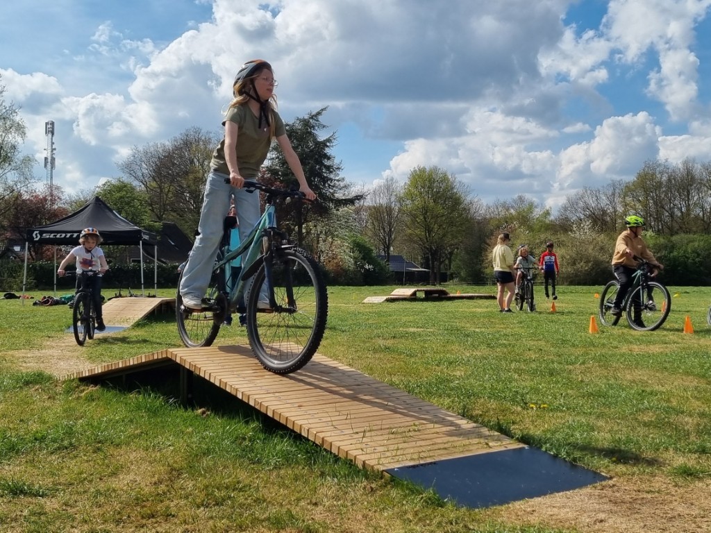 Velopark Bike Playground, pumptrack, fietsparcours elementen, beweegroute door park of stad, sporten en bewegen, bmx en mountainbike parcours